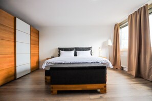 2 bedrooms, desk, iron/ironing board, WiFi