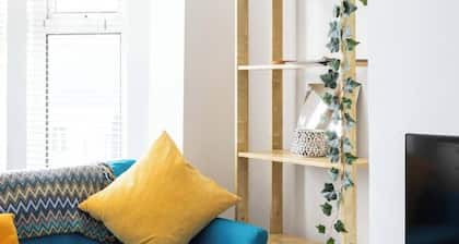 Cosy 3-Bedroom Home by Ormeau Road | Cafés, Parks & City Close