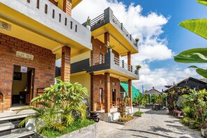 Desk, laptop workspace, iron/ironing board, free WiFi