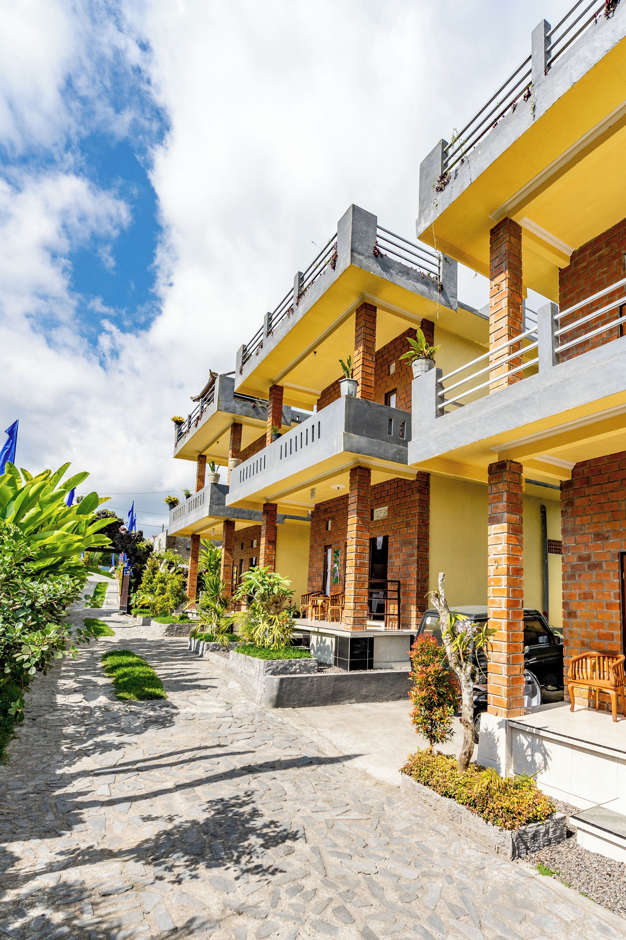 Escritorio y espacio para trabajar con laptop 