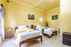 Kamar Double atau Twin Standar, pemandangan kebun | Meja kerja, ruang kerja ramah laptop, dan setrika/meja setrika