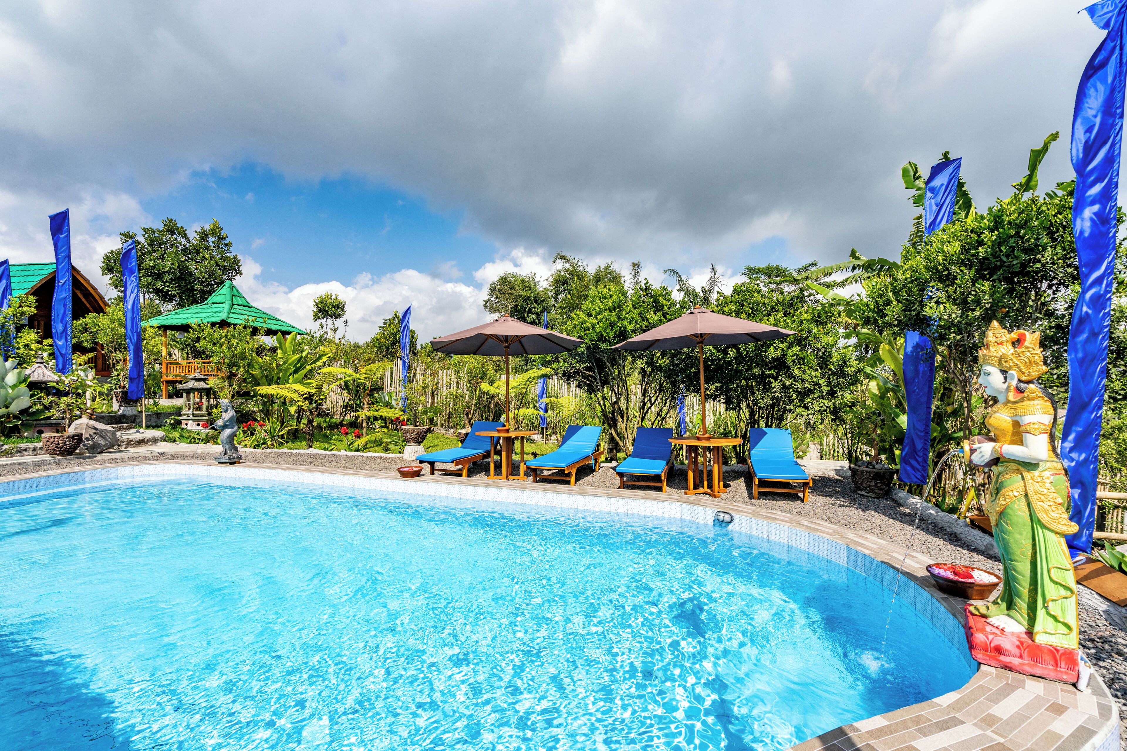 Escritorio y espacio para trabajar con laptop 