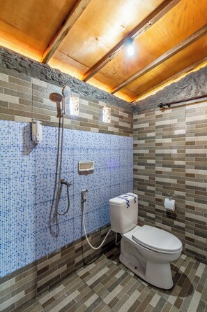 Standard Double Room, Pool View | Bathroom | Shower, free toiletries, towels, soap - Sandan Agro Resort (Kintamani - Bangli)