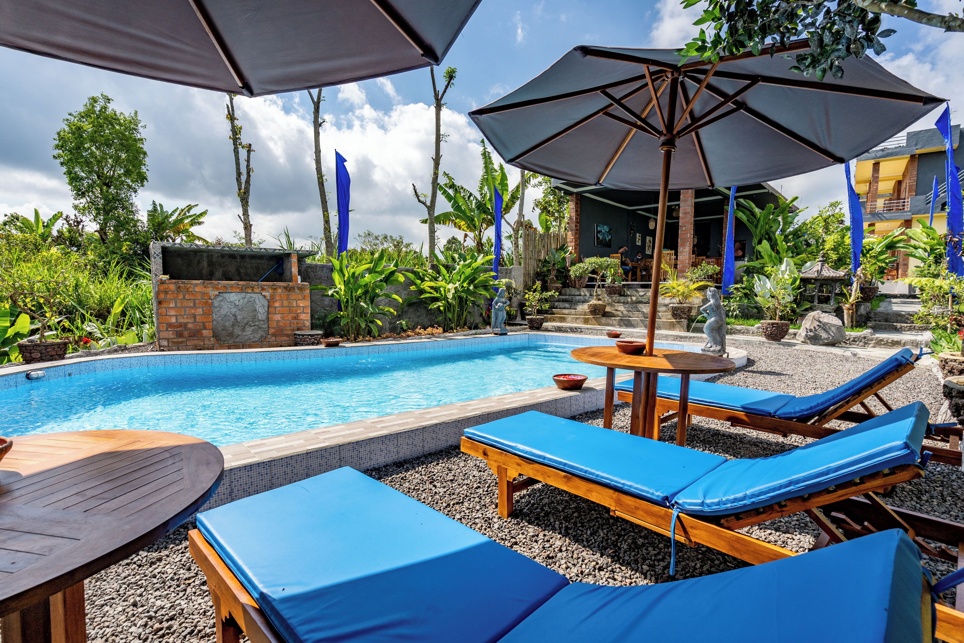 สระว่ายน้ำกลางแจ  ้ง