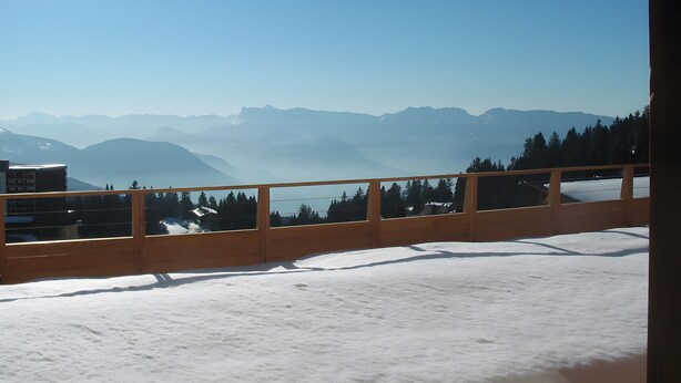 A snow-covered balcony with a wooden railing overlooking a mountainous landscape. - Apartment "Les Balcons Du Recoin" for 4 Guests in Chamrousse (Chamrousse)
