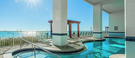 Innendørsbasseng og et oppvarmet basseng