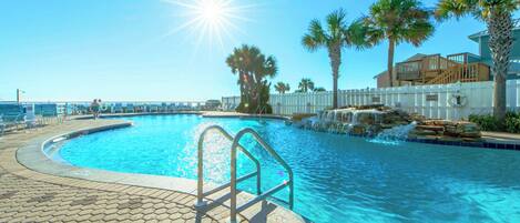 Una piscina cubierta, una piscina climatizada