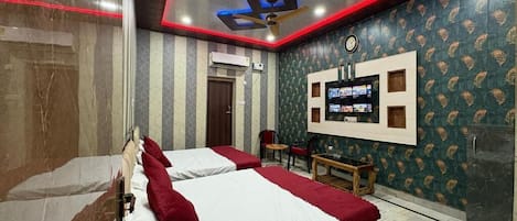 Työpöytä, kannettavalle tietokoneelle sopiva työtila, ilmainen Wi-Fi