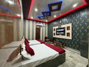 Escritorio, espacio para trabajar con laptop y wifi gratis 