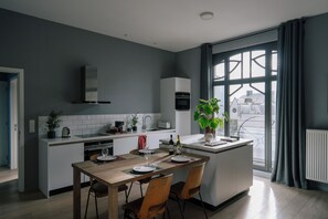 Apartamento superior | Cocina privada | Frigorífico, microondas, horno y placa de cocina