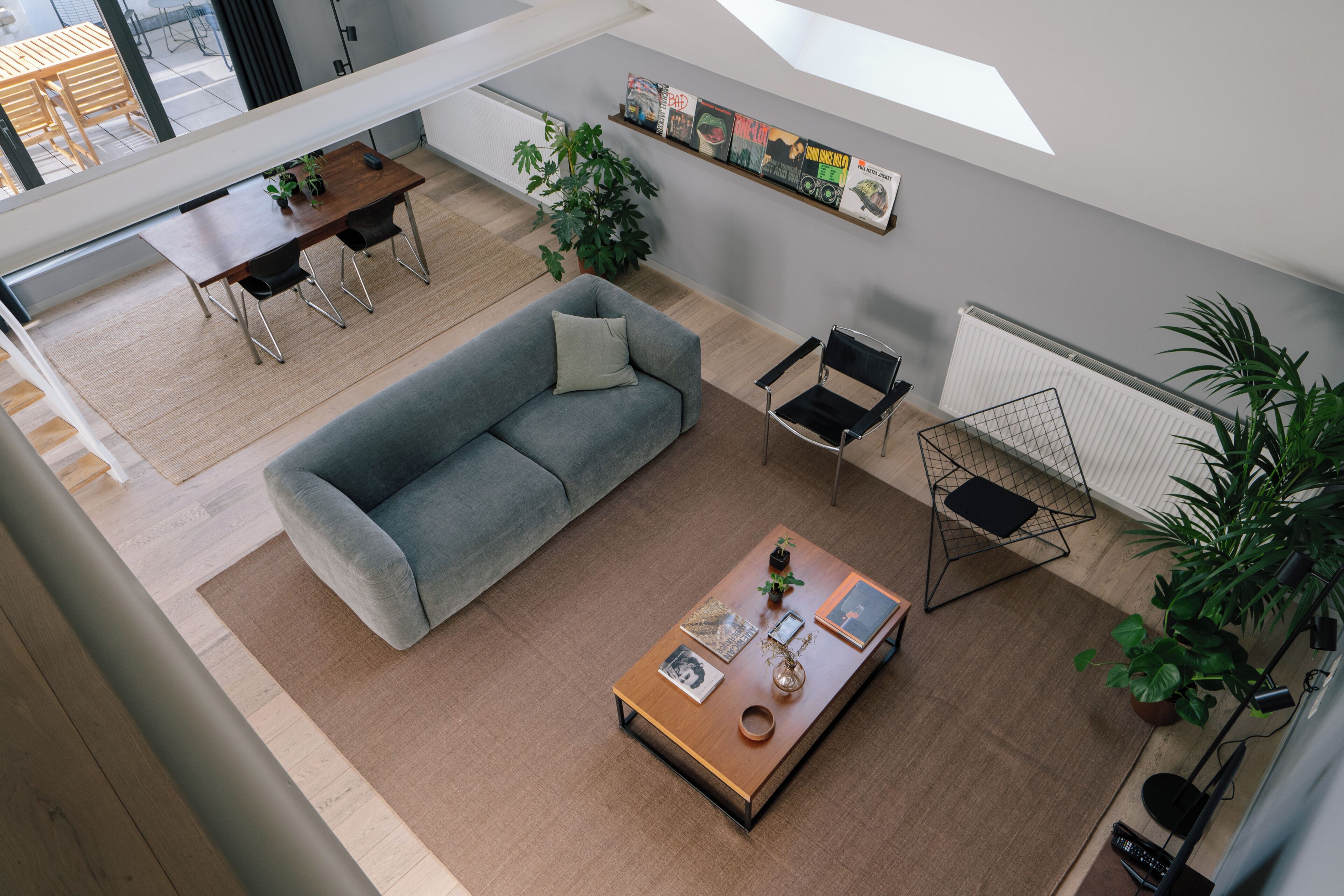 Un salon moderne comprenant un canapé, une table basse et un coin repas avec des chaises et une table.