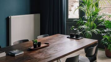Superior-Apartment, 3 Schlafzimmer | Essbereich im Zimmer
