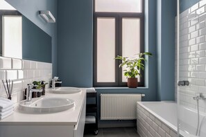 Superior Apartment | Bathroom | Free toiletries, hair dryer, towels, soap - A Place - Schuttershofstraat 5 (Antwerpen)