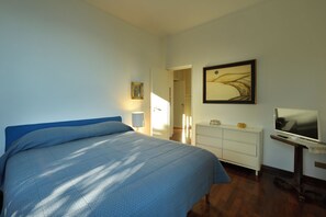 4 bedrooms, iron/ironing board, free WiFi, bed sheets - Villa "Belle Epoque" sea view with swimming pool. Only 100 meters from the sea. (Alassio)