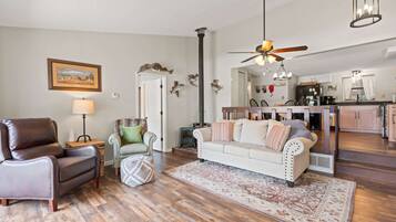 House, Multiple Beds, Patio (Honey Hole) | Living area