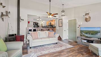 House, Berbilang Katil, Patio (Honey Hole) | Ruang tamu