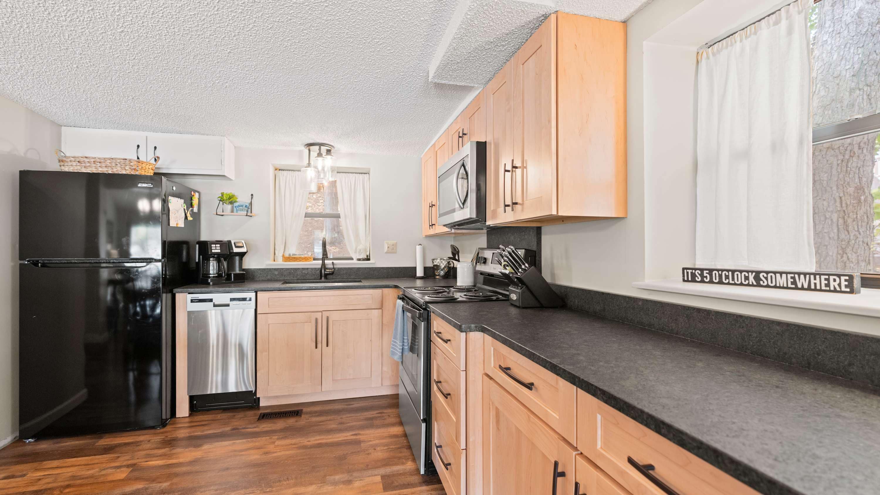 House, Multiple Beds, Patio (Honey Hole) | Private kitchen