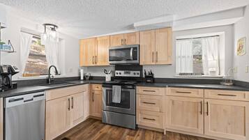 House, Multiple Beds, Patio (Honey Hole) | Private kitchen