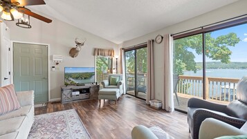 House, Multiple Beds, Patio (Honey Hole) | Living area