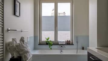Superior appartement, uitzicht op de stad | Badkamer