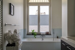 Superior appartement, uitzicht op de stad | Badkamer