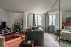 Una sala de estar moderna con un sofá, una mesa de centro y un televisor.