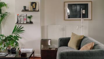 Deluxe Apartment, City View | Living area