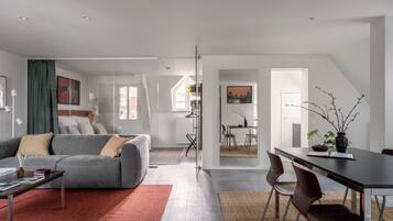 Deluxe Apartment, City View | Living area