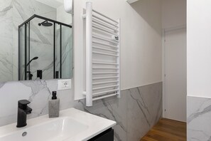 Douche, séchoir à cheveux, serviettes fournies, papier de toilette