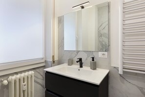 Shower, hair dryer, towels, toilet paper - Major Studio (Stresa)