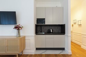Fridge, stovetop, electric kettle, cookware/dishes/utensils - Major Studio (Stresa)