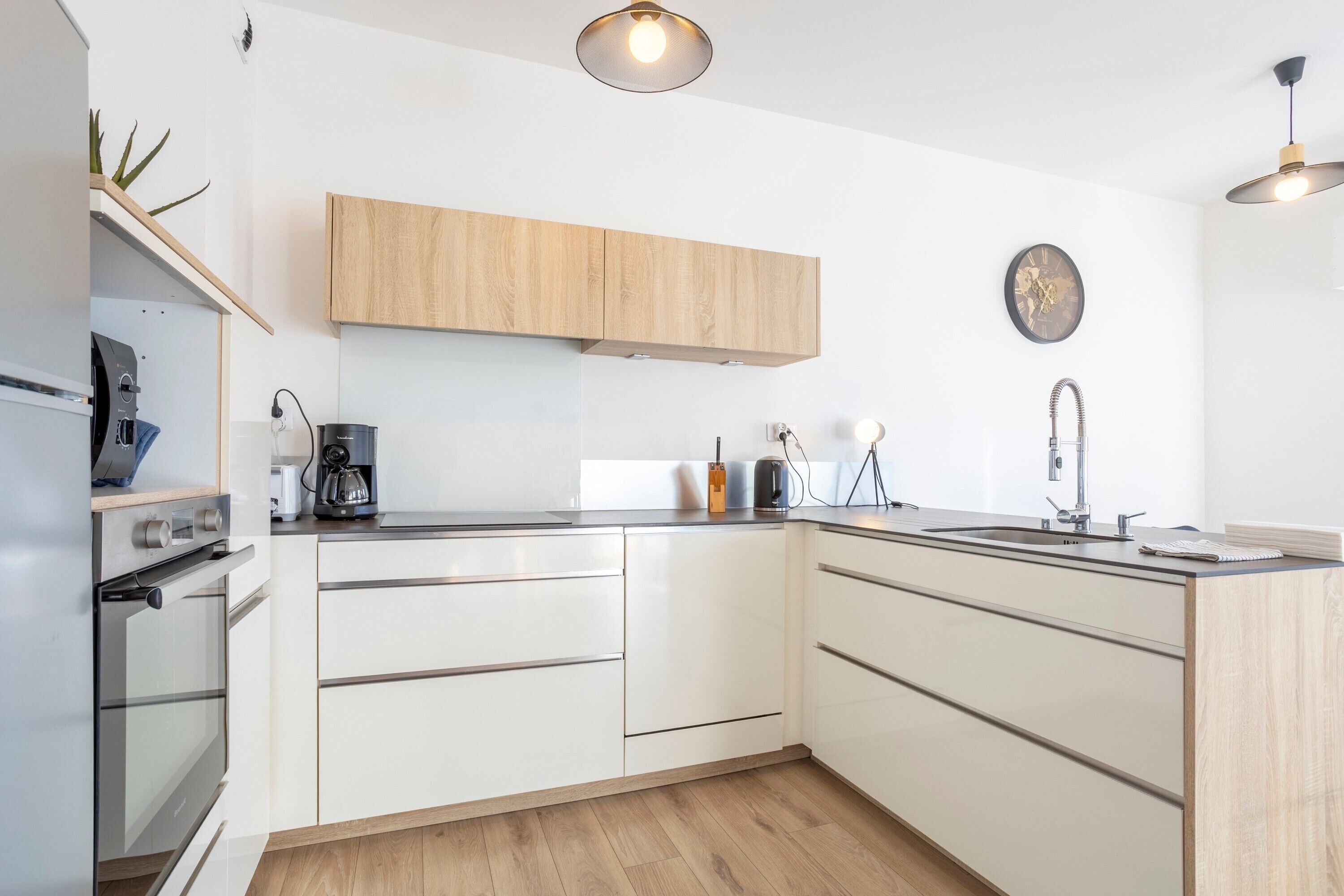 Microwave, oven, dishwasher, coffee/tea maker