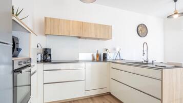 Microwave, oven, dishwasher, coffee/tea maker