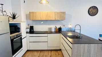 Microondas, horno, lavavajillas y cafetera o tetera