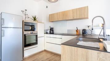 Een microgolfoven, een oven, een vaatwasser