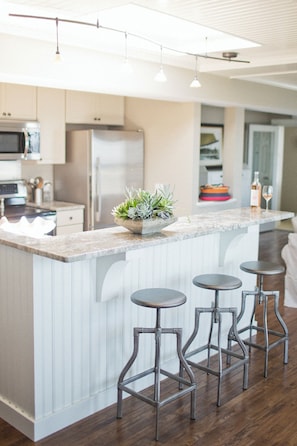 Mikroaaltouuni, uuni, liesi, astianpesukone