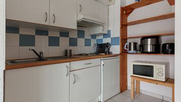 Kühlschrank, Mikrowelle, Herdplatte, Wasserkocher mit Kaffee-/Teezubehör