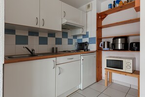 Geladeira, micro-ondas, cooktop, cafeteira/chaleira