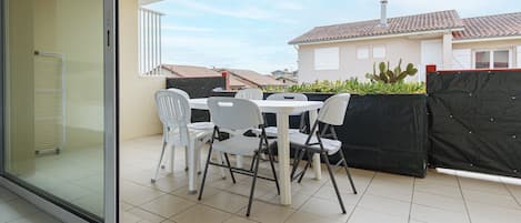 تناول الطعام بالخارج