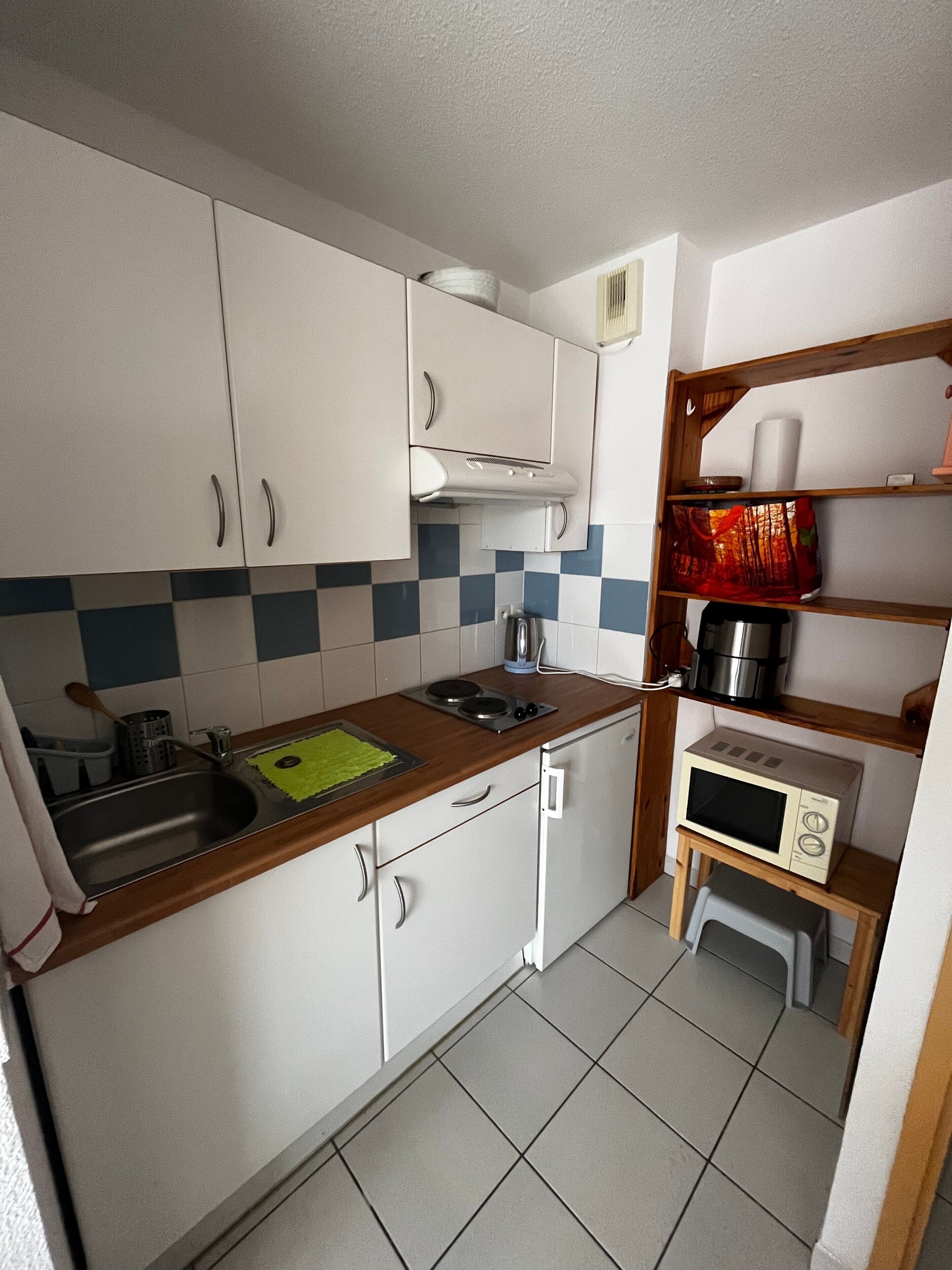 Fridge, microwave, stovetop, coffee/tea maker