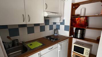 Fridge, microwave, stovetop, coffee/tea maker