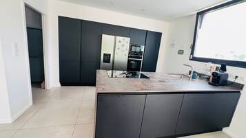 Refrigerador, microondas, horno y parrilla de estufa