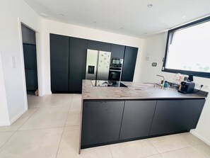 Fridge, microwave, oven, stovetop - Exceptional Villa in Combrit – Tranquility, Beaches & Modern Comfort (Combrit)