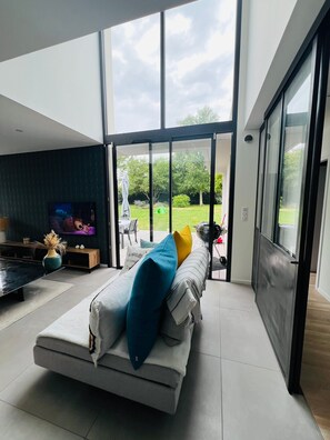 TV - Exceptional Villa in Combrit – Tranquility, Beaches & Modern Comfort (Combrit)