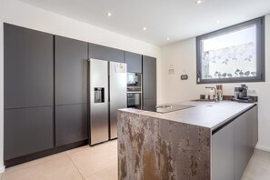 冷蔵庫、電子レンジ、オーブン、コンロ