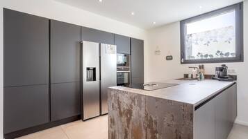 Een koelkast, een microgolfoven, een oven, een kookplaat