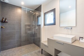 Shower, hair dryer, towels - Exceptional Villa with Garden – 10 Minutes from Combrit Beaches (Combrit)