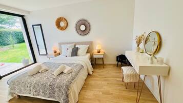 Tabla de planchar con plancha, wifi y ropa de cama