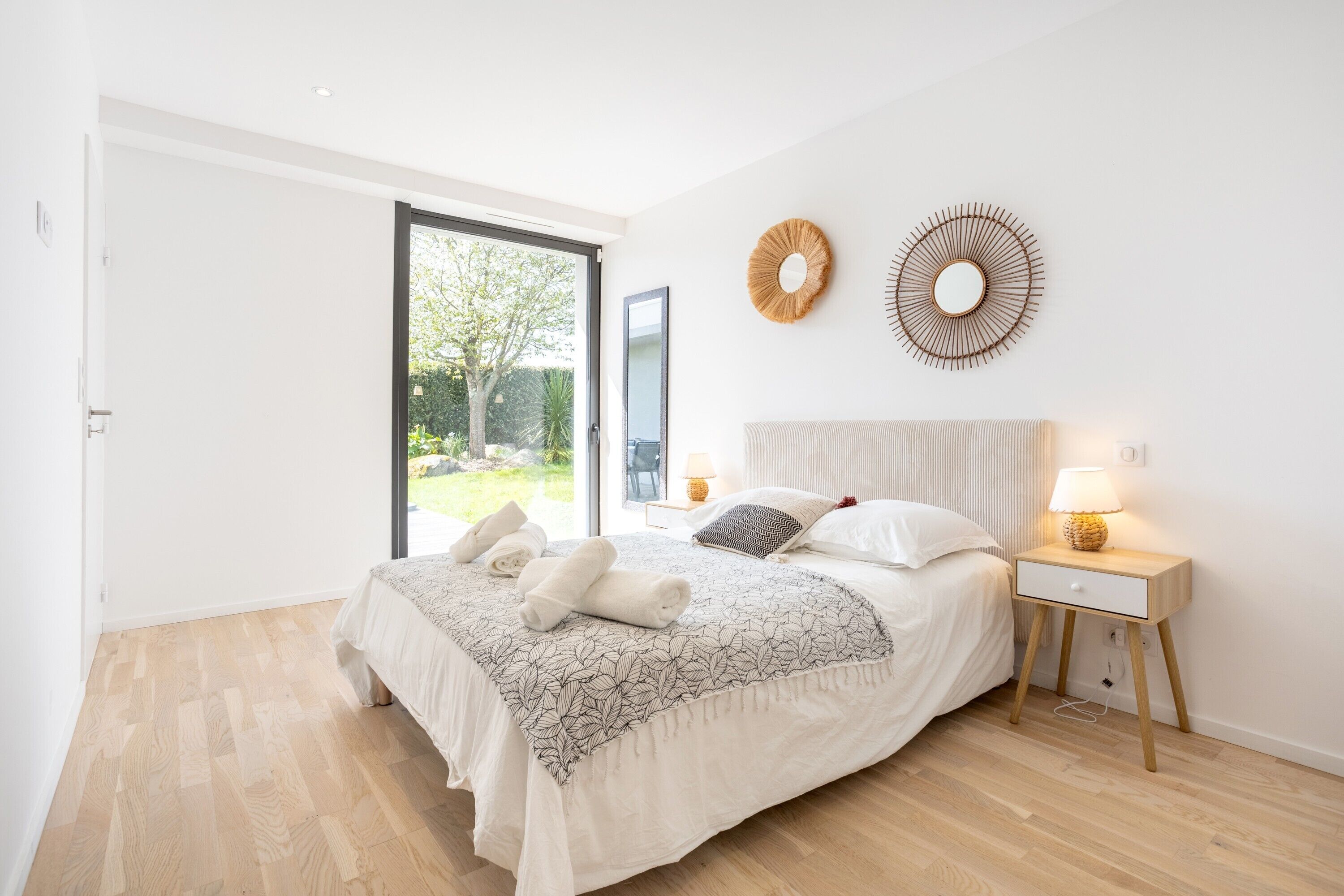 Een strijkplank/strijkijzer, wifi, beddengoed