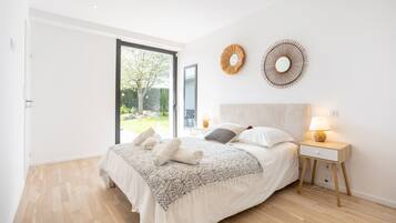 Een strijkplank/strijkijzer, wifi, beddengoed